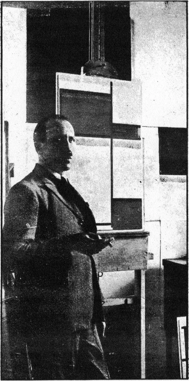 Piet Mondrian en su estudio de la rue du Départ, París, 1923. [Fotografía anónima]. Publicada en la revista De Stijl (1924). Dominio público.