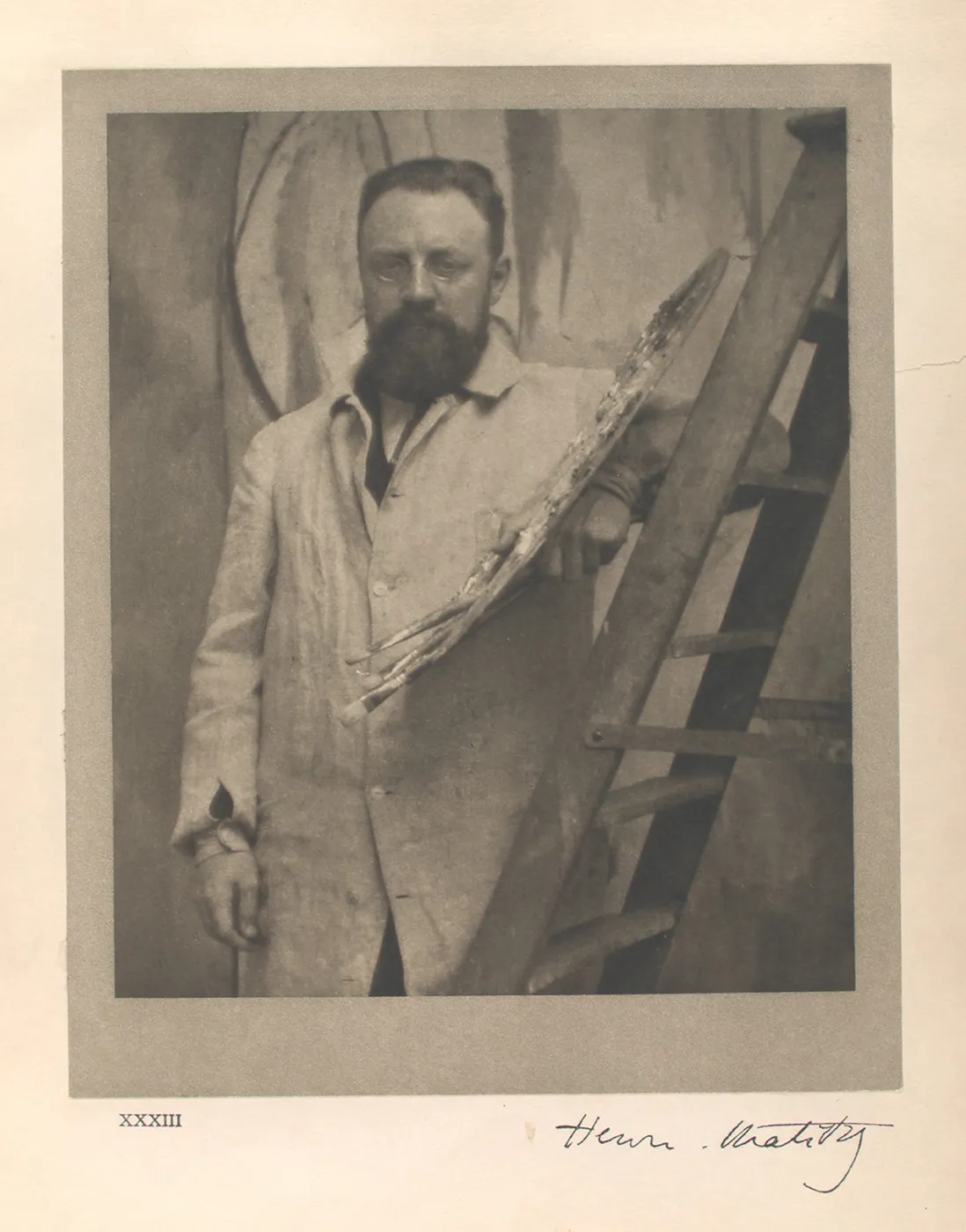Henri Matisse frente a su caballete, ca. 1913. [Fotografía]. Autor desconocido. Dominio público.