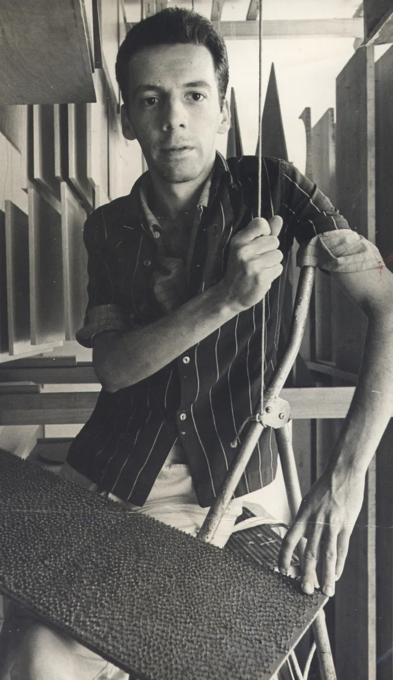 Hélio Oiticica, de autor desconocido, 1966. [Fotografía en blanco y negro]. Wikimedia Commons (cortesia de Projeto Hélio Oiticica).