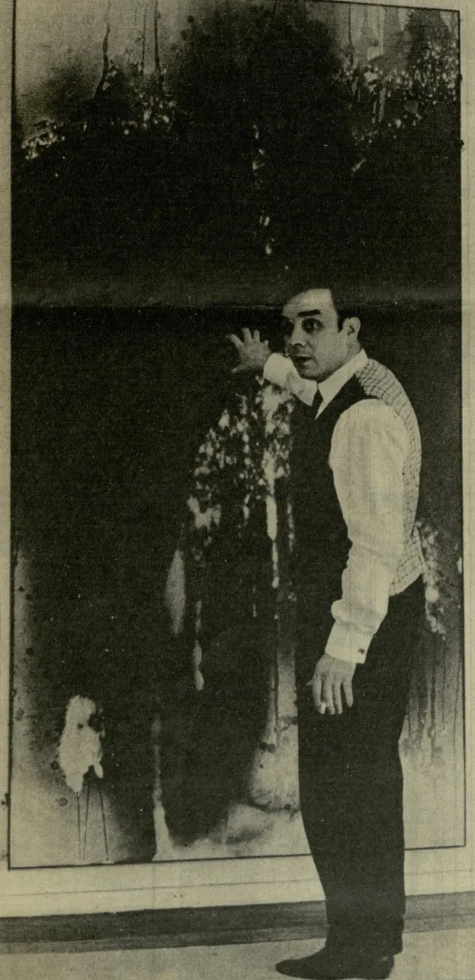 Yves Klein frente a una de sus pinturas, 1962. [Fotografía]. Autor desconocido. Publicada originalmente en Il Giorno, Italia.