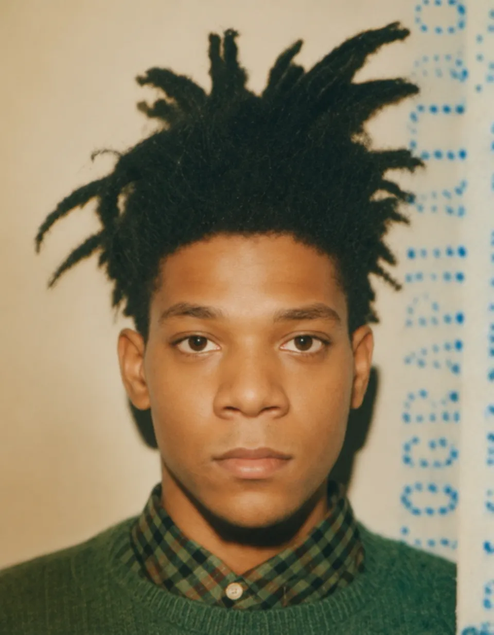 Jean-Michel Basquiat, fotografía de pasaporte, c. 1986. Dominio público. Fuente: Wikimedia Commons.