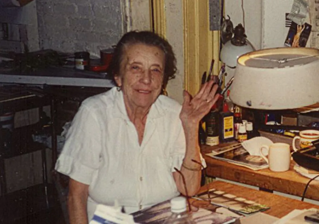Louise Bourgeois (1911–2010), Nueva York, 1994. [Fotografía]. Tetsuo Harada. CC0 1.0. Dominio público.