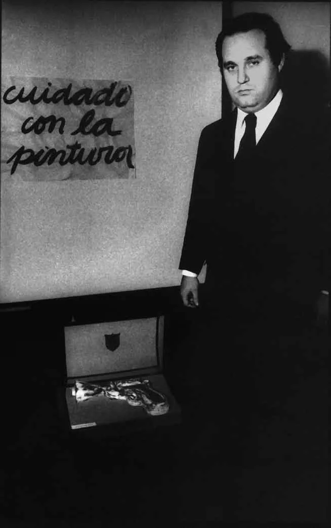 Federico Manuel Peralta Ramos junto a Cuidado con la pintura, 1971. [Fotografía]. Autor desconocido. Dominio público. Wikimedia Commons.