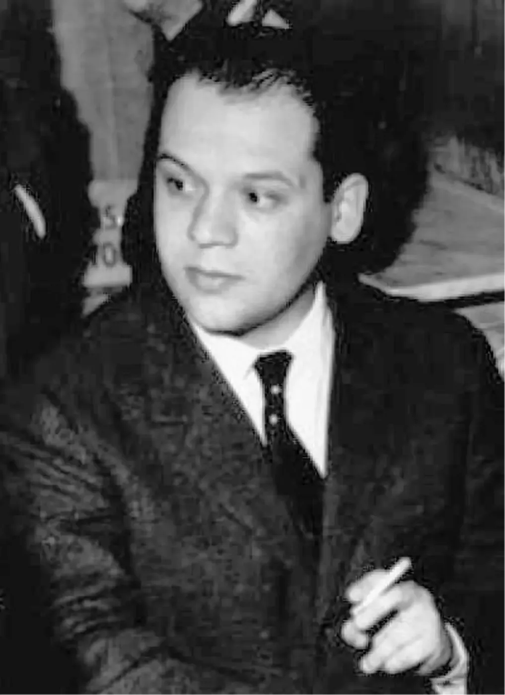 Piero Manzoni (1933–1963). Retrato fotográfico del artista. [Fotografía]. Gianfranco. Dominio público.