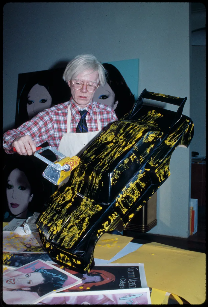 Andy Warhol pintando un automóvil de juguete, Nueva York, 1978. [Fotografía]. Bernard Gotfryd Photograph Collection, Library of Congress. Sin restricciones conocidas para su publicación.