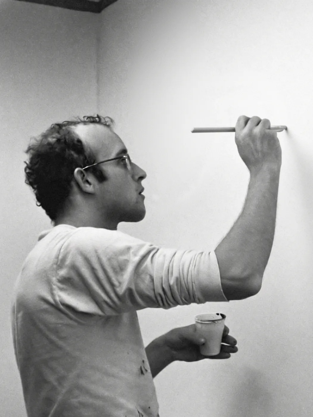 Keith Haring (1958–1990), trabajando en el Stedelijk Museum, Ámsterdam, 14 de marzo de 1986. [Fotografía]. Rob Bogaerts (Anefo). CC0 1.0.