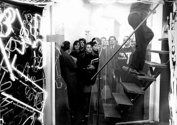 La Menesunda, Marta Minujín y Rubén Santantonín, 1965. [Fotografía de la instalación]. Autor desconocido. Diario de Cultura. Dominio público.