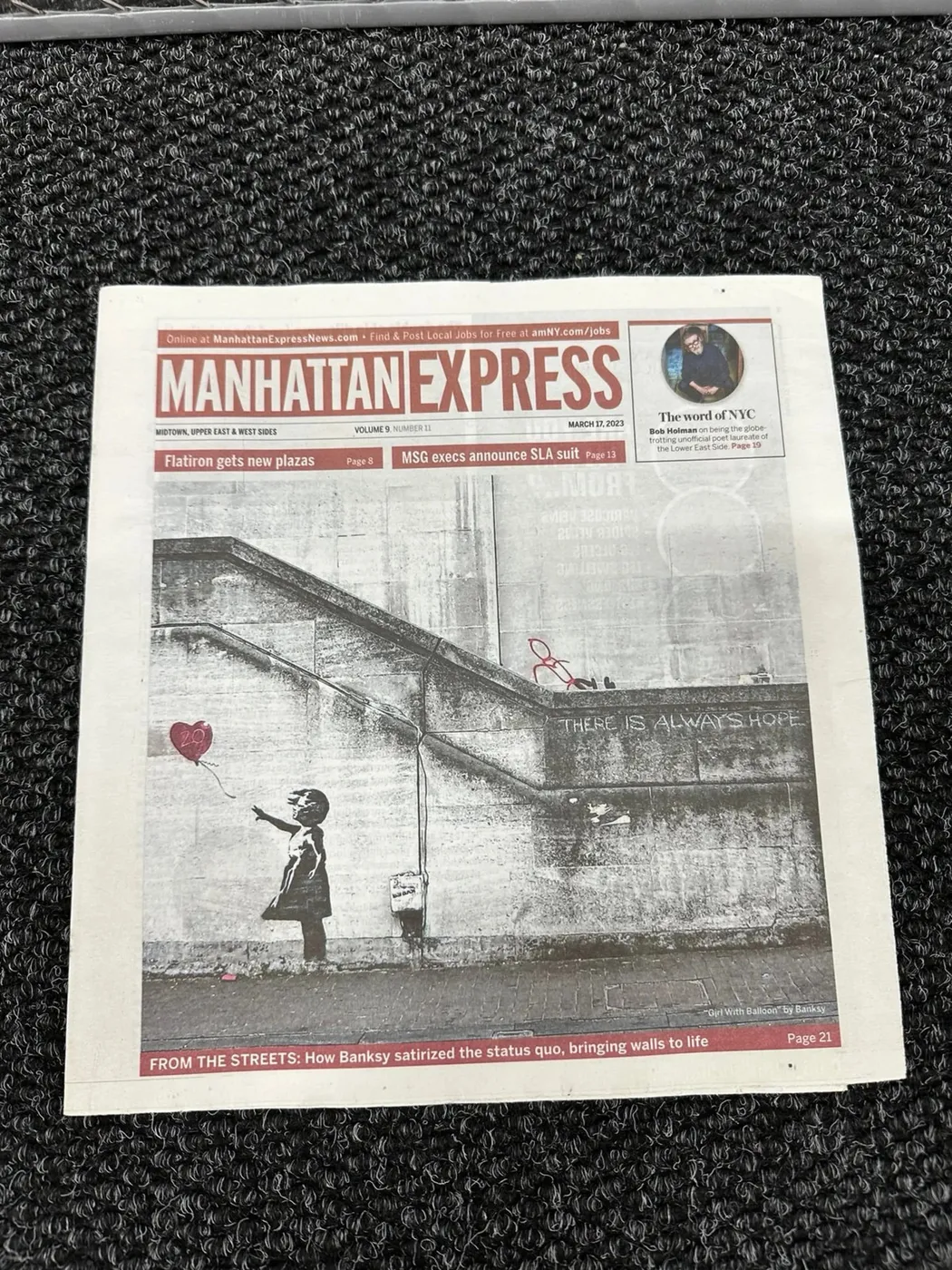 Portada de Manhattan Express, Nueva York, 17 de marzo de 2023, con una reproducción fotográfica de Girl with Balloon [Niña con globo], de Banksy (2002).