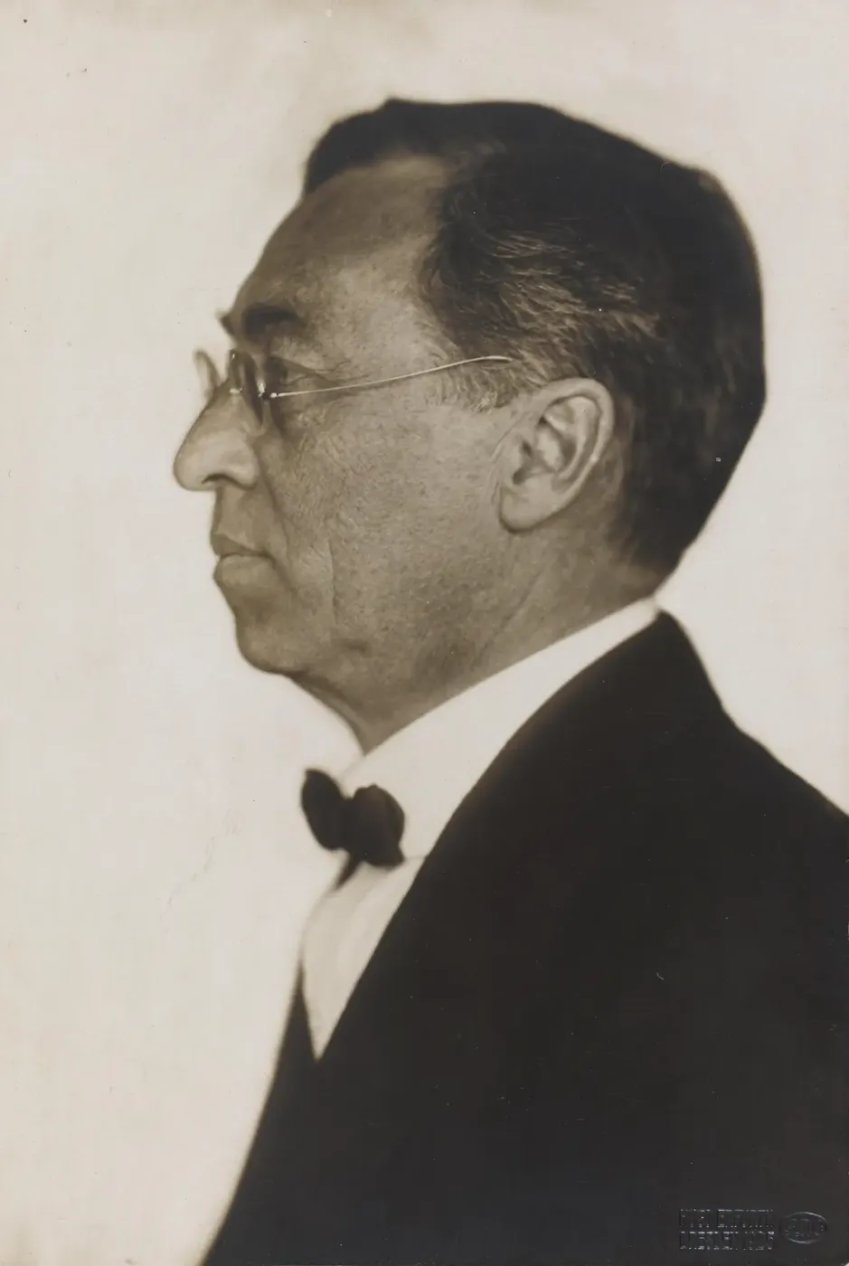Vasili Kandinski (1866–1944), 1925. [Retrato]. Hugo Erfurth, 1925. Dominio público, Wikimedia Commons.