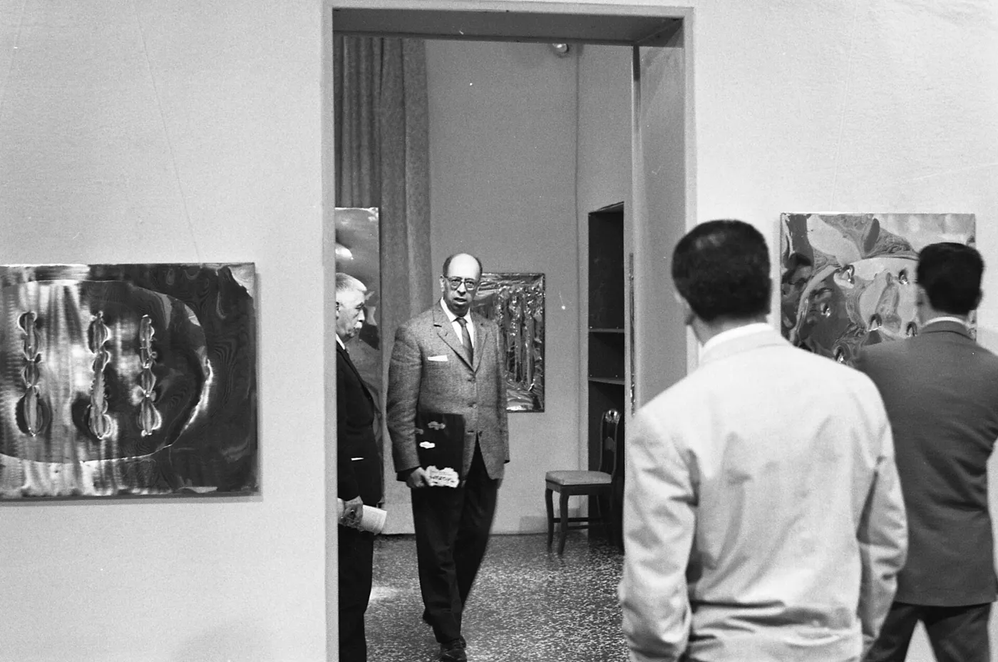 Lucio Fontana en la inauguración de su exposición en la Galleria Ariete, Milán, 1962. [Fotografía]. Paolo Monti. CC BY-SA 4.0.