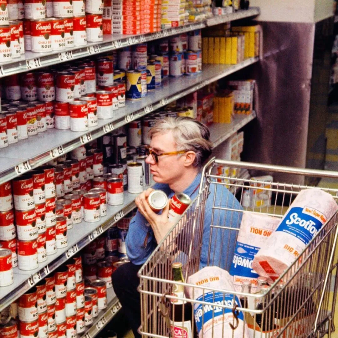 Andy Warhol comprando latas de sopa Campbell en un supermercado Gristedes, Nueva York, 1964. [Fotografía]. Bob Adelman.