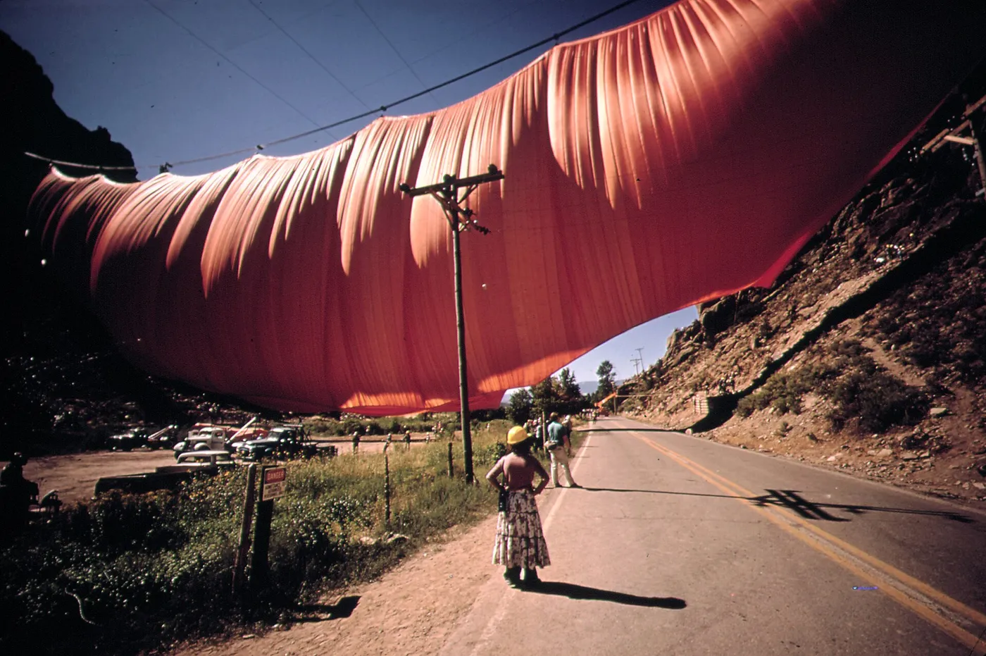 Valley Curtain, de Christo y Jeanne-Claude, 1972. [Instalación temporal de tela suspendida entre montañas]. Rifle Gap, Colorado, Estados Unidos. Fotografía de Bruce McAllister. Dominio público.