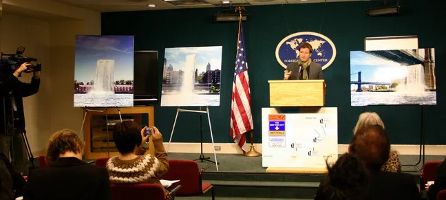 Ólafur Eliasson (1967), durante una presentación sobre The Weather Project, 16 de enero de 2008. [Fotografía]. U.S. Department of State. Dominio público.